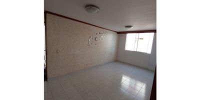 CODIGO 7662FR071 Apartamento en venta en zona norte de Cali, excelente ubicación cerca  a vias centrales como la setenta y la octava, el apartamento se encuentra ubicado en un conunto cerrado en un cuarto piso, consta de tres alcobas, un baño, sala comedor y cocina integral, dos de las habitaciones cuentan con closet empotrado, el aprtamento requiere remodelación, sin embargo es habitable y seguro. Es una excelente oportunidad de inversion debido a la zona ya que esta cerca de zonas comerciales e industriales con alto demanda de vivienda cercana.
