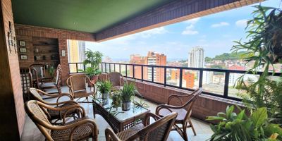 CODIGO: 7661FR977  Apartamento en venta en zona de Normandia oeste de Cali en noveno piso; cuenta con alcoba principal dotada de amplio vestier y baño, dos alcobas mas cada una con su baño independiente, hall de alcobas amplio con muebles empotrados en un estilo clasico y elegante, amplia sala y comedor comunicadas; terraza - balcon muy amplia con minibar, fabuloso para reuniones sociales, zona de estudio o sala auxiliar, cocina equipada con hormillas electricas y a gas, lavavajillas, horno y un mobiliario amplio para almacenamiento; cuenta con alcoba de servicio con baño, zona de lavanderia amplia, calentador de agua a gas. Apartamento con disponibilidad de tres garajes en paralelo y deposito. Acceso muy facil al edificio junto a vias principales, cerca a zona gastronomica, zoologico, salida rapida hacia la via al mar, zona hotelera. Excelente oportunidad en la mejor zona de Cali tanto para vivienda como para inversion.
