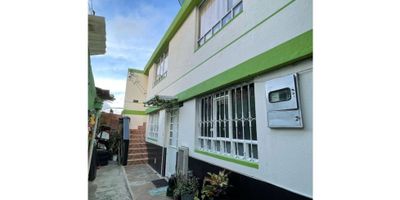 Código: 9025FR143 Excelente oportunidad de adquirir casa con dos apartamentos totalmente independientes a pocas cuadras del centro de la ciudad de Tunja, con fácil acceso de transporte público; el apartamento del primer piso consta de dos habitaciones con closet, baño, cocina equipada, sala-comedor y zona de lavandería, el apartamento del segundo piso consta de dos habitaciones con closet, baño, cocina equipada, sala-comedor, altillo con una habitación con closet y zona de lavandería, cada apartamento cuenta con los servicios públicos de agua, luz y gas natural independientes al igual que las entradas a cada uno.

 ¡Precio negociable!!! Se aceptan permutas como parte de pago, Quieres obtener más información, contáctanos para ayudarte a elegir el espacio que buscas…
