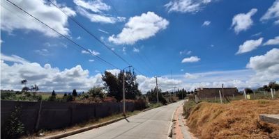 Código: 8989FR069 Venta de espectacular lote a tan solo diez minutos de la ciudad de Tunja y novecientos metros del casco urbano del municipio de Motavita, con un área de ochenta metros cuadrados, apto para construcción de vivienda, con fácil acceso a los servicios públicos de agua, luz y gas natural.

! Contáctanos para obtener mayor información…
