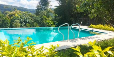 8224FR527 Venta casa campestre con piscina, ubicada en la vereda la esperanza, la mesa, cundinamarca, cuatro habitaciones, tres baños (habitacion principal con baño privado), Sala - Comedor, Cocina, Patio de ropas, balcón, zona BBQ con área seisxdoce con Estufa de leña, asador colonial, piscina con área de cuatroxochoxuno, zona de niños, hidromasajes e iluminación nocturna, parqueadero para cinco vehículos sin ocupar zonas comunes, amplías zonas verdes y frutales (Naranja, limón, guanábana, mango, guayaba, mandarina, papaya, plátano habano, plátano colicero, plátano ratón, aguacate), punto de acueducto (punto de segundo acueducto a cincuenta metros para solicitar instalación), acometida eléctrica bifásica doscientos veinte voltios, punto de Internet. Ubicada en punto central a cien metros de la via principal en la vereda de La Esperanza del municipio de La Mesa, Cund. cerca a los siguientes poblados a doce minutos de La Gran Via, dieciocho min de Cachipay, dieciseis min de La Mesa. Acceso desde Bogotá por Mosquera o por Zipacon, en ambos sentidos vias en excelentes condiciones. Documentación al día para escrituración inmediata
