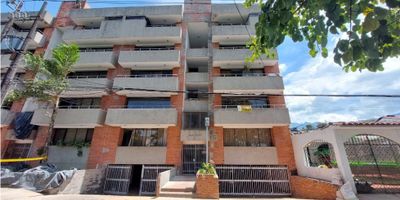 CODIGO: 6864FR331 Este fantástico apartamento en el corazon de Ibagué, Tolima, es el lugar ideal para vivir o para tener una inversión rentable, ya que a su alrededor cuenta con bancos, iglesias, centro medico, parques de recreacion. Este inmueble cuenta  con un área terreno de 128 m2, una construcción de igual medida y dos espacios al aire libre divididos en área privada y zona de lavandería, esta propiedad ofrece lo mejor de ambos mundos.La propiedad cuenta con 4 alcobas, 4 baños, el baño de la alcoba principal incluye bañera y armarios empotrados. La cocina integral pronuncia una área para comedor auxiliar iluminada naturalmente, un gas natural domiciliario y un citófono / intercomunicador para la seguridad.Esta propiedad también ofrece un garaje para residentes y extensos arboles frutales a lo largo del frente de la propiedad. Tiene facil acceso a transporte publico por la cercacania a una avenida principal. El acceso pavimentado la convierten en la meca para aquellos que quieran disfrutar de la tranquilidad de la zona residencial.
