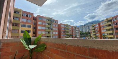 6575FR739 Este hermoso apartamento ubicado en Ibagué, Tolima, cuenta con un área de terreno de 62 M2, misma área que forma parte de la construcción y de la zona privada. Incluye 3 alcobas, 2 baños, armarios empotrados, baño auxiliar, baño en la habitación principal, desde el comedor auxiliar pasando por la cocina integral, hasta la zona de lavandería y la despensa con gas domiciliario, ofrece una excelente experiencia de vida. Esta casa amoblada y bifamiliar además cuenta con clósets en habitaciones y hall de alcobas, con vista panorámica desde cada ambiente. Estas son sólo algunas de las ventajas de vivir en este apartamento. Además, disfruta de árboles frutales en la zona, área social, cerca de la zona urbana, club social, gimnasio, jardín, parques cercanos, piscina, portería / recepción, salón comunal, transporte público cercano, urbanización cerrada, vigilancia, vivienda bifamiliar, zona infantil, zona residencial, zonas deportivas, zonas verdes. ¡Ven y disfruta de la casa de tus sueños!
