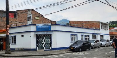 CODIGO: 7661FR958  Casa en venta en barrio Libertadores de Cali, en este momento la casa esta acondicionada para el servicio de un cosultorio medico por lo que consta de 6 consultorios, deposito de medicamentos ocho baños, cocina, sala de espera, segundo piso acondicionado como oficina. Excelente ubicación frente al Club Noel, casa esquinera con visual perfecta desde vias interseccionales. La casa se ofrece con la alternativa de conservar el negocio actual con la posibilidad de ingreso para el comprador de cuatro millones mensuales de canon de arrendamiento. 
