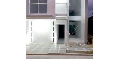 Código  730FR4568  SE VENDE ESPECTACULAR CASA PARA ESTRENAR, tres niveles, en el primer nivel, habitación, baño social, sala-comedor, cocina integral, zona de lavanderia, patio, un parqueadero con entrada directa a la casa, en el segundo nivel alcoba principal con baño independiente, estudio o sala de TV, dos habitaciones y baño auxiliar, panorámica hacia el primer piso y balcón con vista hacia la calle, en el tercer nivel terraza con baño y zona BBQ, todas las habitaciones cuentan con grandes closets y la casa posee grandes ventanales que le permiten ilumicación y ventilación natural.  =La casa se encuentra ubicada en un sector residencial de ambiente tranquilo, seguro y de gran valorización. Te invitamos a realizar un tour 360, es una opción increíble que permitirá apreciar en detalle este inmueble, haciendo click en el sigueinte enlace:

https://casa360.co/casa-venta-laureles-cartago/5603764

 
