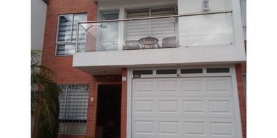 codigo  722FR2254  se vende casa en San antonio de Pereira, en unidad abierta, consta de dos niveles. en el primer nivel encontramos  garaje para un auto, sala, comedor, cocina integral, baño social, sala de television, patio, zona de lavado.  En el segundo nivel encontramos hall de habitaciones, alcoba principal con vestier y baño privado, dos alcobas con closet y baño auxiliar, balcon. 
