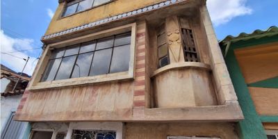 Código: 8940FR747 excelente oportunidad de adquirir este casa lote en el barrio Libertador de la ciudad de Tunja, estrato tres, terreno con un área de doscientos cuatro metros cuadrados, tiene una construcción antigua para restaurar o demoler que consta de tres pisos con seis habitaciones y cuatro baños, al fondo tiene un lote de aproximadamente sesenta y cuatro metros, cuenta con punto de agua y luz, este casa lote se vende con licencia de construcción para cuatro pisos con una distribución de un local comercial con bodega, cuatro aparta estudios y dos apartamentos.

¡Quieres obtener más información… contáctanos para ayudarte a elegir el espacio que buscas!!!!!
