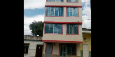 Código 730FR4645 SE VENDE CASA DE TRES NIVELES Y CON CUATRO APARTAESTUDIOS, los cuales generan una RENTA MENSUAL DE $1.560.000. En el primer nivel se encuentran dos apartaestudios cada uno con cocina, baño, una habitación y zona de ropas, en el segundo nivel un apartaestudio con cocina, sala-comedor, baño y dos habitaciones y zona de ropas y en el tercer nivel un apartaestudio con cocina, sala-comedor, baño y dos habitaciones y zona de ropas. Se encuentra ubicada en un sector residencial de  fácil acceso vehicular y transporte público, muy cerca a supermercados, iglesia y terminal de transporte de Armenia.

 
