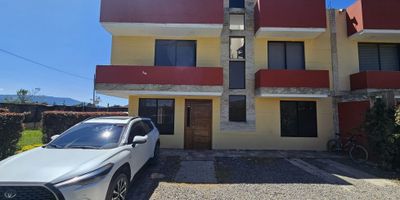 CODIGO: 8961FR896 ? Exclusiva Casa Campestre en Cajicá - Canelón ?Disfruta de la tranquilidad y amplitud de esta hermosa casa campestre de 3 niveles con 200 m² construidos en un lote privado de 375 m². Su diseño moderno y funcional ofrece 3 habitaciones, 3 baños, 2 salas, 3 parqueaderos, terraza, balcones y un amplio jardín, brindando un entorno perfecto para el confort y el descanso.

? Características generales:

✅ Área construida: 200 m².
✅ Área de lote: 375 m².
✅ 3 habitaciones: Principal con walking closet y baño privado.
✅ 3 baños: Uno en la habitación principal, uno auxiliar en el segundo piso y un baño social en el primer nivel.
✅ 2 salas: Espacios amplios e iluminados para distintos ambientes.
✅ Cocina abierta tipo americano, robusta y funcional.
✅ Zona de lavandería independiente con pérgola.
✅ 1 terraza con vista 360° al paisaje natural.
✅ 2 balcones, ideales para disfrutar del aire libre.
✅ Amplio jardín privado, rodeado de naturaleza.
✅ 3 parqueaderos privados.

? Distribución por niveles:

? Primer piso:
✔️ Ingreso a la casa desde la zona de parqueaderos.
✔️ Sala principal con comedor integrado.
✔️ Cocina abierta con salida al jardín.
✔️ Segunda sala que complementa el área social.
✔️ Zona de lavandería independiente con pérgola.
✔️ Baño social.
✔️ Acceso a escaleras para el segundo nivel.

? Segundo piso:
✔️ Habitación principal con walking closet, baño privado y balcón.
✔️ 2 habitaciones auxiliares, amplias y bien iluminadas.
✔️ Baño auxiliar completo.
✔️ Hall de habitaciones con acceso a dos balcones.

? Tercer piso:
✔️ Terraza privada con vista panorámica de 360°, ideal para disfrutar el paisaje o adecuar un nuevo espacio.

? Seguridad y ubicación:

? La casa está ubicada dentro de un lote privado compartido con una sola casa, con cerca eléctrica y puerta de ingreso con seguridad.
? Zona tranquila y natural, con fá