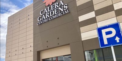 Código: 7998273

Este local disponible para arriendo, esta listo para estrenar y adecuarse según las necesidades de tu negoicio. Se encuentra ubicado en La Calera, en el centro comercial Calera Gardens.  Con una ubicación privilegiada, en el segundo piso, es el primero de la entrada lateral, por lo que  es muy visible y de fácil acceso, convirtiéndolo en el lugar perfecto para iniciar un negocio,  o expandir uno ya existente. Con 29 M2, este espacio tiene todo lo necesario para prosperar en un ambiente moderno, acogedor y atractivo.

El Centro comercial Calera Gardens, es el primero de esta clase en La Calera y hace parte de un proyecto residencial y comercial único en el municipio. Los contadores automáticos certifican un tráfico mensual de 30 mil personas. Adicionalmente, con el fin de publicitar los diferentes negocios, el centro comercial ofrece tres meses de publicidad gratuita en su pantalla exterior. Por si fuera poco, la sala de cine esta próxima a inaugurarse, lo que garantiza un flujo de personas mayor con demandas de consumo de todo tipo. También cuenta con circuito cerrado de televisión, jardines, plazoleta de comidas, oficina de negocios, parqueadero para visitantes y vigilancia 24/7.
