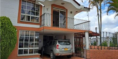 CODIGO: 738FR2233

Espectacular casa, sector Norte Armenia, dos niveles cuatro habitaciones, estudio,2 Balcones, incluida habitacion empleada, yacusi privado, piscina en el conjunto,cerca centro comerciales, amplios espacios, iluminacion natural, sala y comedor independiente, parqueadero para tres carros, ubicada en la esquina sur del conjunto, el cual le da mayor privacidad, el precio es negociable y se recibe como parte de pago apto de 120 m2 de menor valor, ubicado en sector estrategico, a pocos metros de la avenida 19 Norte, el cual le permite alejarse de los ruidos de los vehiculos
