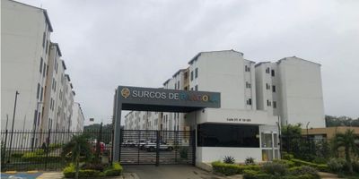 Codigo  740FR8640  Quiere disfrutar de paz y tranquilidad, del trinar de los pajaritos mientras camina acompañado de sus seres queridos, tendrá cientos de kilómetros de paz y tranquilidad invirtiendo en este apartamento ubicado en el piso cuarto, subiendo por asensor en Surcos de Pangola, a tan sólo 20 minutos del sur de Cali, al lado del supermercado La Gran Colombia y estación y muy cerca de la estación de servicio de Terpel, El apartamento cuenta con zona abierta uniendo cocina, sala, comedor, balcón, hall de alcobas que une baño de alcobas y alcoba principal.  Las alcobas tienen closet y la principal vestier y baño privado.  El apto tiene parqueadero privado con vista directa desde el apartamento,angeos en todas las puertas y ventanas, 5 ventiladores mudos instalados funcionando.  El conjunto cuenta con vigilancia permanente, dos porterías, piscina para adultos y niños, salón social, zona de juegos infantiles, cancha multiple.  Se netrega con calentador a gas, persiana s japonesas, duchas tipo teléfono, platero escurridor aluminio.  
