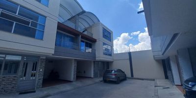 Código: 898FR9031 Excelente oportunidad de adquirir casa en un conjunto cerrado de la ciudad de Duitama con fácil acceso de transporte público; cerca de la iglesia San Cayetano y colegios, la casa consta de cuatro alcobas con closet, la habitación principal con vestier y baño privado, tres baños sociales, zona de estudio, sala de estar, amplia terraza cubierta, cocina integral, sala-comedor, amplio patio de ropa y garaje.

Quieres obtener más información, contáctanos para ayudarte a elegir el espacio que buscas…
