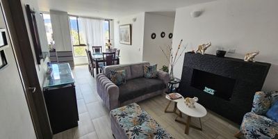 CODIGO: 8961FR892 ¡Hermoso apartamento en Samaria, Chía!Disfruta de este acogedor espacio ubicado en un tercer piso con una vista externa que te encantará. El apartamento cuenta con:


 3 habitaciones, incluyendo una habitación principal con walking closet y baño privado para mayor comodidad.
 Baño social diseñado para la comodidad de tus visitas.
 Zona de lavandería independiente para mayor practicidad.
 Balcón, ideal para disfrutar de tus momentos de relax.
 Parqueadero cubierto y un depósito para almacenamiento extra.
 Moderna cocina integral con acabados contemporáneos.
 Sala con chimenea que conecta con el comedor, creando un ambiente cálido y elegante.


Con solo 3 años de construcción, este apartamento está en excelente estado, listo para que lo conviertas en tu nuevo hogar. ¡Agenda tu visita y enamórate de este espacio único!

 
