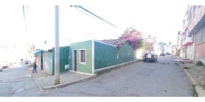 Código: 8989FR113 Excelente oportunidad de adquirir casa lote esquinera en la ciudad de Tunja, con fácil acceso de transporte público; la casa consta de tres alcobas, baño, cocina, sala-comedor, zona de lavandería y un amplio lote cubierto de aproximadamente nueve de frente por nueve de fondo, servicios públicos de agua, luz y gas.

Quieres obtener más información, contáctanos para ayudarte a elegir el espacio que buscas…
