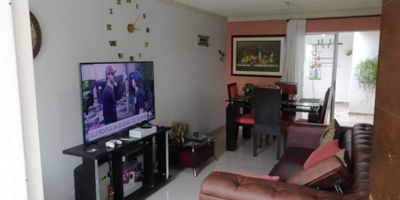 Codigo: 9042FR875 Venta de Casa en Popayán ? ¡Oportunidad Única en Popayán! ? Vive el sueño de la comodidad y el estilo en el Conjunto Barriloche. ? Casa Remodelada de Dos Pisos - Espacio y elegancia definen esta hermosa propiedad. Con cuatro habitaciones acogedoras, dos equipadas con closets espaciosos, y la habitación principal con un baño privado diseñado para tu confort. ? Zonas Comunes para Disfrutar - El conjunto cuenta con piscina, salón comunal, gimnasio, tanque de agua, zonas verdes y shut de basuras. Todo pensado para tu bienestar y el de tu familia. ? Cocina Americana Moderna - Prepara tus platillos favoritos en una cocina con gas natural, perfecta para los amantes de la gastronomía. ? Espacios para Crecer - Una sala comedor amplia, zona de lavado funcional, un estudio para tus proyectos y aprendizaje. ? Ubicación Privilegiada - Situada al norte de Popayán, cerca de centros comerciales, colegios y transporte. Una de las zonas más cotizadas y seguras de la ciudad. ? Tu futuro hogar te espera en el Conjunto Barriloche. ¡Descubre la vida que mereces!
