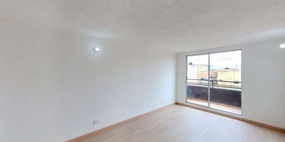 CODIGO: 813FR4921 Apartamento en venta de 57m2, con vista exterior, ubicado en un 4to piso, acceso por escaleras, parqueadero comunitario. Consta de 3 habitaciones, 2 baños, sala comedor, cocina integral y zona de lavandería. Tiene piso lamiando en habitaciones, zona social y cerámico en baños y cocina. El conjunto cuenta con salón comunal, parque infantil y vigilancia privada las 24 horas. Cerca del centro comercial EcoPlaza; cerca a supermercados y tiendas de barrio; cerca al colegio Rafael Lasso De La Vega; cerca a paradas de transporte público; Vías de acceso por la calle 10 y carrera 12.
