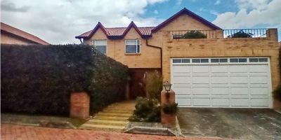 Código: 8306FR249 Venta de amplia y hermosa casa en lote de seiscientos dos metros cuadrados con cuatro cuartos (tres con baño privado, closet, uno con vestidor y tina), baño social, espaciosa sala con chimenea, comedor y cocina tipo americano, con área de lavandería, práctica despensa, hermosos jardines con espacio suficiente para sembrados, pérgola con área BBQ, family y terraza, con hermosa vista a la montaña, dos parqueaderos cubiertos. closet de linos y otro para maletas. Vigilancia y alarma, salón comunal, cancha de tenis.
