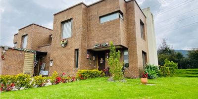 CODIGO 611FR0450

En VENTA espectacular casa en uno de los conjuntos mas exclusivos de COTA, PALO DE AGUA; esta acogedora casa de dos pisos, 176 M2 de área privada, en un lote de QUINIENTOS TRECE M2, cuenta en el primer piso con estudio, baño social Sala con chimenea, comedor, cocina tipo americano, zona de lavandería, cuatro parqueaderos privados, depósito y jardín alrededor de la casa; en el segundo piso encontramos la habitación principal con walkin closet, baño privado y balcón, estar de alcobas, dos habitaciones que comparten un baño; el conjunto cuenta con una gran extensión de zonas verdes, Club house con piscina, gimnasio, zonas humedas, Pista de Bicicross, once canchas de tenis, cancha múltiple (tres por construir), salones sociales, cancha de squash, Bolera por construir, cancha de futbol ocho por construir, aproximadamente ocho kilómetros de ciclorutas, múltiples parques infantiles en todo el conjunto, extensas zonas verdes, CCTV, shut de basuras; a pocos metros del centro comercial Terranova y a gran variedad de restaurantes y comercio; zona muy segura y tranquila. Actualmente tiene Leasing con el banco Davivienda.
