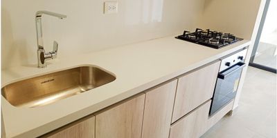 Código. 8495FR118

Venta exclusivo apartaestudio en proyecto nuevo en Santa Marta.

Este hermoso apartaestudio cuenta con un área de 33 M2, ofreciendo una amplia y cómoda área.

Sus principales características son:

- Una habitación con aire acondicionado y closet empotrado, con un juego de entretimiento.

- Una sala de estar o sala comedor acomodado a un espacio grato.

- Cocina integral tipo americana.

- Un baño

- Una zona de lavores o lavadero.

El conjunto residencial consta de las siguientes amenidades: parque infantil, terraza - bar, salón social, salón de juegos, restaurante, gym, jacuzi, cancha de tenis, bussines center, maletero, sauna, baños públicos, baño turco, kioskos, solarium, piscina, lobby, parqueaderos comunales y tiendas. ¡Aprovecha esta oportunidad e inverte en una alternativa exclusiva con margen de ganancias superiores!. Llamame para más detalles.
