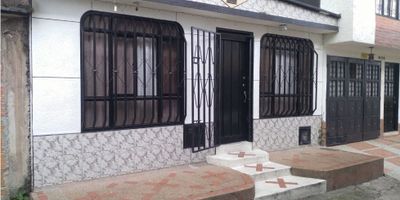 Código  730FR4271 

VENTA CASA, cuenta con sala y comedor independientes, cocina, 1 baño, tres habitaciones y zona de lavanderia/patio, con plancha para iniciar 2do piso,la vivienda posee iluminación y ventilación natural, de un solo piso y se encuentra ubicada en un sector residencial de ambiente tranquilo, seguro y con gran facilidad de movilidad y transporte público y supermercados cercanos  , vivienda de estrato medio, zona residencial muy solicitada
