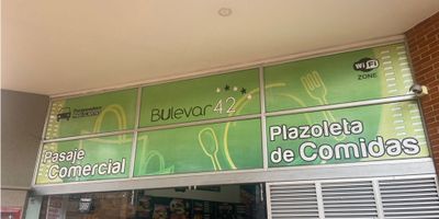 Código 728FR8082. Venta local de comidas ubicada en la plazoleta del centro comercial Bulevar 42 con alto flujo de clientes. Consta de dos niveles: en el primero de quince metros hay extractor de cocina, mesón de trabajo, escalera al mezanine (segundo nivel) de doce metros. El centro comercial tiene parqueadero público, baños, escaleras y ascensor, además de una amplia terraza al aire libre, está ubicado sobre la Carrera 13 muy cerca a hospitales, universidades e iglesias y con locales de gran flujo en el primer piso.
