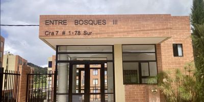 Código : 7623275

Con una vista espectacular vista hacia las montañas del Guavio, este apartamento esta listo  para que lo adecúes a tu gusto. Ideal para familias pequeñas. Ubicado en un segundo piso. Muy bien distribuido. Cuenta con dos habitaciones, un baño, un espacio disponible en la habitación principal para otro baño,  o un closet-vestidor; sala, comedor, cocina y patio de ropas. Las áreas comunes del conjunto son cómodas y seguras, con parqueadero comunal, parqueadero para visitantes, bicicleteros, salón social y amplias zonas verdes. Se encuentra en la parte alta de La Calera, muy cerca a la Represa de San Rafael, rodeado de imponentes montañas y caminos veredales que facilitan la práctica deportiva, las cabalgatas y el parapentismo.
