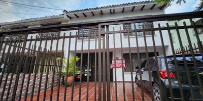 CÓDIGO:  7662FR023  Casa en venta en barrio Prados del Norte Cali, casa ubicada en zona residencial al norte de Cali con muy buena valorización, parques, zonas comerciales, cercano a vias principales de entrada y salida de la ciudad, a tan solo media hora del aeropuerto. La casa consta de cinco alcobas, tres de ellas con baño privado, dos baños adicionales como baño social, zona de estudio o sala de estar en el segundo piso. La cocina se encuentra totalmente remodelada con muy buena infrestructura constructiva, se entrega con torre de hornos empotrados. Zona de lavanderia con espacio abierto. Los muebles en madera se encuentran en muy buena condición. Uno de los cuartos en el segundo piso tiene una tina en el baño. El cuarto ubicado en el primer piso ha sido remodelado tanto la alcoba como el baño.
