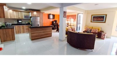 Código  730FR4655SE VENDE CASA Consta de: tres niveles, 260 m2, en el primer nivel, sala y comedor independientes, cocina integral concepto abierto tipo americano, un baño auxiliar, una habitación y balcón, en el segundo nivel cuatro habitaciones, la principal con baño privado y todas las habitaciones cuentan con su respectivo closet y un baño auxiliar y en el tercer nivel, terraza techada, zona de lavandería y una habitación. La casa posee ventanales que le permiten iluminación y ventilación natural. Se encuentra ubicada en conjunto cerrado, en un sector residencial de ambiente tranquilo, seguro y con gran facilidad de movilidad, vigilancia las 24 horas, zona de juegos infantiles y cancha. 
