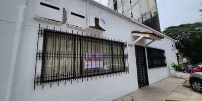 CODIGO 7661FR993 : Apartaestudio en venta en barrio Juananbu en Cali, consta de una habitación con baño privado, sala comedor y cocina; un pequeño patio de ropas, ubicado en una muy buena zona residencial situada al oeste de Cali, excelente acceso a vias principales, avenida del rio, calle 5. El inmueble esta ubicado en un edificio residencial, entrada vigialda, desde la entrada hay que bajar 2 pisos, NO HAY ACCESO POR ASCENSOR. Parqueadero de visitantes.
