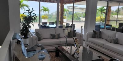 Cod. 7456564 Espectacular casa campestre ubicada en la tranquila y prestigiosa Parcelación Colinas de Miravalle, en una extensión de 1650 m2 y construido incluyendo piscina y terrazas ámplias de 1100m2 , la propiedad ofrece una increible cantidad de espacio tanto en interiores como exteriores, tiene dos niveles, 4 habitaciones la principal con vestier y jardín interior, 4 baños, estudio o sala de TV, sala ámplia, comedor, cocina totalmente equipada y amplia terraza en el piso 1, patio de ropas, parqueadero para 3 carros cubierto y otros 3 descubiertos, la casa rodeada  de jardines y naturaleza con árboles frutales, en el piso de abajo están las habitaciones con su closet y ámplio corredor, piscina, zona BBQ, bar y terraza, piso de marmol, la cocina de concepto abierto, es ideal para que disfruten de la interacción con sus invitados mientras cocinan.  Cuenta con acabados modernos y de alta calidad que realzan la belleza del espacio.  Desde la terraza y habitaciones tiene una vista espectacular .  Si lo desea se puede vender amoblada , los muebles fueron seleccionados cuidadosamente para combinar con los acabados modernos y crear un mejor ambiente.  Es una oportunidad única quienes buscan una vida tranquila  y lujosa en medio de la naturaleza.
