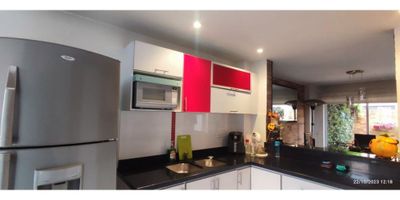 Código 8134FR892 Se Vende casa en el Condominio Sainz de Baranda de Mosquera ubicado en un exclusivo sector del Diamante Oriental. consta de tres niveles, en el primer nivel se encuentra cuarto de estudio, la cocina integral, amplia sala comedor con chimenea, baño auxiliar, hermoso patio con zona verde y zona BBQ. En el segundo nivel se encuentra la sala de estar y dos alcobas con closet y cada una con baño privado, en el tercer piso la alcoba principal cuenta con balcon, baño privado, jacuzzi y amplio altillo. Tiene doble parqueadero junto a la casa.

El conjunto cuenta con un Gimnasio dotado y un salon social. Se encuentra cerca a colegios importantes como el Melanie Klein School , facil acceso vehicular por la avenida calle trece

.
