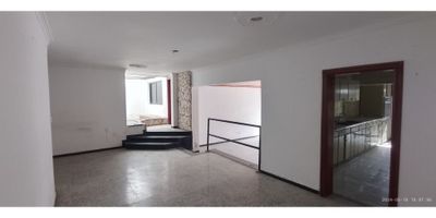 Codigo:  8244FR753 Venta de una espléndida casa en el prestigioso barrio el Jardín de la ciudad de Santa Marta; esta propiedad cuenta con las características:

PRIMER PISO:

- 4 Habitaciones cada una con su baño interno 

- 1 Baño social 

- Garaje para 2 carros bajo techo 

- Sala de espera 

-Sala comedor 

-Cocina integral 

- Patio con zona de labores 

- 1 habitación de servicio con baño interno

- Jacuzzi

- Patio con rejas 

- Alberca 

 

SEGUNDO PISO, totalmente independiente del primero:

-Sala de espera 

- Sala comedor 

- 2 Habitaciones con baño privado 

- Cocina integral

- Zona de labores 

- 1 Habitación de servicio con baño interno

La casa en sí es una cobertura de confort y estilo, con amplios espacios, pensados para la familia, los negocios, empresas o emprendimientos; y una arquitectura que combina funcionalidad con estética moderna. Con habitaciones bien iluminadas y ventiladas, cada rincón de esta casa ha sido diseñado para ofrecer la mejor experiencia de vida.

Este inmueble representa una oportunidad única para aquellos que buscan un hogar u oportunidad de crecimiento en una zona de gran valor y comodidad. La casa se encuentra estratégicamente situada cerca de: centros médicos, como la Clínica de La Mujer, Colsanitas, Mar Caribe y Bahía, garantizando acceso a servicios de salud de calidad. Además, su proximidad a centros comerciales y supermercados como Ocean Mall, Las Olas, Las Palmas, Olimpica, Éxito, D1, Ara, Carulla, facilitando las compras y el entretenimiento diario.

Para los amantes del aire libre y la actividad física, la propiedad está convenientemente localizada cerca de áreas y zonas de parques y deportes, como El Polideportivo sur, Coliseos Mayor, Menor, Estatua del Pibe, Estadio Eduardo Santos, ofreciendo espacios para el esparcimiento y la práctica de diversas actividades. Este entorno equilibrado entre naturaleza y urbanidad es ideal para familias o personas que valoran la t