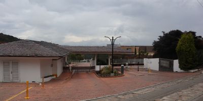 Código: 8334FR212 Gran oportunidad de inversión en YERBABONITA (Sopo) LICENCIA DE CONSTRUCCION APROBADA precio negociable de terreno / , ubicado en exclusivo condominio dotado con extensas zonas verdes, campos de golf, cancha de tennis, baloncesto, zonas infantiles, parqueaderos públicos, amplica piscina climatizada, con sauna, turcos, duchas, casilleros, salones comunales, restaurantes internos. Hermosa porteria de recepción, amplia y estricta seguridad. Espectaculares vistas panorámicas. Acceso totalmente pavimentado. 
