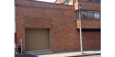 Código:8334FR213  Amplia Bodega ubicada en el barrio Doce de octubre. Distribuida en tres pisos, con entrada independiente al tercer piso. Más de mil metros cuadrados con treinta años de construcción. Amplias zonas para producción, almacenamiento y oficinas. Zonas de doble y triple altura. Actualmente rentando. Sector de alta valorización. Parqueadero. Se encuentra en excelente estado de conservación y mantenimiento, con acabados industriales, buena iluminación y ventilación natural. 
