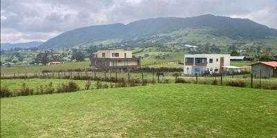 Código: 8002158

En la hermosa zona campestre de La Calera, Cundinamarca, se encuentra esta amplia y lujosa casa en venta en un terreno de 2600 M2. Sus 160 M2 de área privada la convierten en una opción ideal para aquellos que buscan un estilo de vida tranquilo y rodeado de naturaleza. Con 4 alcobas, cada una con su baño y su baño social, esta casa campestre ofrece amplios espacios para toda la familia.

Al ingresar a la propiedad, podrás disfrutar de un hermoso jardín, con gruta de la virgen, vistas panorámicas  y  áreas sociales  perfecta para compartir en familia o con amigos. Además, cuenta con un sistema de riego para mantener siempre el jardín en perfecto estado. Los amantes de la naturaleza podrán disfrutar de los bosques nativos cercanos a la casa.

Esta propiedad cuenta con características internas de lujo, como una cocina equipada con barra estilo americano y una amplia despensa. También tiene aire acondicionado, chimenea y hermosas ventanas con vistas inigualables. Cada alcoba cuenta con su propio baño, y en la habitación principal podrás relajarte en un amplio baño privado con acceso al balcón.

La casa también ofrece todo el confort necesario para una vida en el campo, ya que cuenta con gas domiciliario, electricidad y un calentador. Para mayor seguridad, cuenta con alarma, puerta de seguridad y un sistema de cámaras de circuito cerrado de TV.

Además, tiene garajes con capacidad para varios vehículos, galpón y  establo, perfectos para aquellos que tengan o deseen tener caballos. Esta propiedad también es amigable con las mascotas, así que podrás disfrutar de su compañía en un entorno natural y seguro.

La ubicación exterior de esta casa campestre es ideal, ya que se encuentra cercana a ríos y quebradas, para realizar actividades al aire libre. También podrás disfrutar de una zona de camping y vivir un estilo de vida más cercano a la naturaleza. Sin embargo, si deseas salir, podrás acceder fácilmente a áreas t