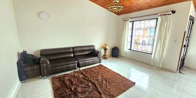  
? Casa en Venta – Tabio, Cundinamarca ?
Amplia propiedad de 147 m² de lote, con construcción formalmente declarada y registrada. Distribuida en 3 niveles independientes, ideal para vivienda multifamiliar o inversión en renta.

Distribución del inmueble:
? Primer piso (apartamento independiente):
✅ 3 habitaciones
✅ 2 baños
✅ Cocina integral
✅ Acceso directo desde zona exterior
✅ Ideal para arrendamiento o vivienda independiente

✅ Sala

? Segundo piso (parte del dúplex):
✅ 3 habitaciones
✅ 2 baños
✅ Sala-comedor
✅ Cocina integral

? Tercer piso:
✅ Zona de lavandería cubierta
✅ 2 habitaciones adicionales
✅ 1 depósito

? Garaje privado con espacio para 3 carros, 2 cubiertos y 1 en parte externa de la casa.

Características adicionales:
?Propiedad en estrato 4, con excelente iluminación y ubicación estratégica.

? Ideal para vivir y rentar al mismo tiempo o adaptar como casa multifamiliar.
? Contáctanos para conocerla y agendar tu visita.
