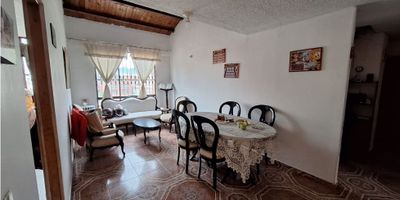 CÓDIGO 782FR3441

Apartamento de 92 mts,  cuenta con cuatro habitaciones con armarios empotrados, dos baños, cocina integral, sala-comedor, zona de lavandería, parqueadero privado, terraza de cuatro metros, salón comunal y vistas al exterior. Está ubicado cerca de avenidas principales y colegios. El conjunto está muy bien conservado y ofrece vigilancia las 24 horas
