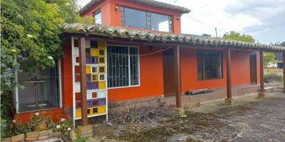 Código: 8989FR116  Venta de espectacular casa campestre a tan solo diecisiete minutos de la ciudad de Tunja, cuenta con un área del terreno de mil ochocientos metros cuadrados, ubicada a las afueras de la ciudad de Tunja en la vereda Guintiva, por la vía hacia Paipa. Cuenta con servicios públicos de agua y luz, la casa consta de cuatro habitaciones, tres baños, sala-comedor con chimenea, zona de lavandería, zona BBQ y cocina integral.

¡Lo mejor de todo es negociable y se aceptan permutas!!!! Contáctanos para obtener mayor información…
