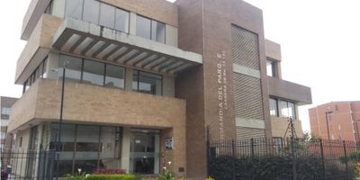 Codigo 8134FR858 Se vende Hermoso apartamento ubicado en el conjunto Normandia  en el municipio de Funza, un primer piso con vista interna; cuenta con hermosos acabados venecianos y en drywall una habitacion principal con baño y vestier, dos habitaciones adicionales con closet y un baño para las dos alcobas, sala comedor con balcon y una tercera division que puede ser utilizada para estudio o sala de estar, cocina tipo americana y zona de lavado con domo; cuenta con parqueadero propio. Dentro de las zonas comunes se encuentra el gimnasio dotado, zona de BBQ, amplias zonas verdes y parque infantil y dos salones sociales.

El conjunto se encuentra ubicado cerca al parque principal de los niños, Complejo de Patinaje de Funza, Colegio Nogales y Colegio Militar. Asi mismo cerca a las principales vias de acceso.

 
