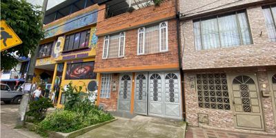 8223FR866 Venta Casa Facatativa Barrio Arboleda, dos piso terminados, terraza con techo en tercer piso, doscientos tres metros construidos, la casa cuenta en el primer nivel con un garaje, sala comedor, estudio, baño social, cocina, zona de ropas, en el segundo piso cuenta con cuatro habitaciones y un baño, y en el tercer nivel se encuentra la terraza con techo. Excelente ubicacion, cercana a la via nacional de Facatativa- Villeta, cercano al parque principal y centros comerciales, cercana a la salida del rosal.

