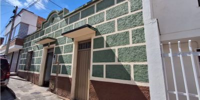 Código: 897FR8665   Excelente oportunidad de adquirir esta casa lote la cual se puede restaurar o realizar un proyecto de construcción de apartamentos o aparta estudios ya que cuenta con trescientos dos metros cuadrados, está ubicada a pocas cuadras del centro de la ciudad, cerca del colegio Salesiano, Colegio Boyacá, entre otros, la facultad de medicina, Universidad Antonio Nariño, Hospital San Rafael, con fácil acceso de transporte público; la cual consta de seis alcobas, dos baños, cocina, sala-comedor, zona de lavandería y un lote de aproximadamente diez por diez.

Contáctanos si quieres obtener más información, para ayudarte a elegir el espacio que buscas…
