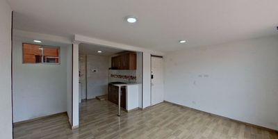 CODIGO: 8134FR911

Apartamento en venta de 60m2, con vista interior, ubicado en un 4to piso, acceso por escaleras, parqueadero comunal. Consta de 3 habitaciones, 2 baños, sala comedor, cocina integral y zona de lavandería. Tiene piso cerámico en todas sus zonas. El conjunto cuenta con salón comunal, zonas verdes, parque infantil, zona social y vigilancia privada las 24 horas. Cerca del centro comercial EcoPlaza; cerca a tiendas y supermercados de barrio; cerca a colegio Innova Schools Mosquera; cerca a paradas de transporte público; Vías de acceso por la carrera 3 y call 7. 
