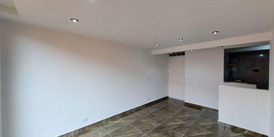CODIGO: 8134FR915

Apartamento en venta de 55m2, con vista interior, ubicado en un 4to piso, acceso por escaleras, parqueadero comunitario. Consta de 3 habitaciones, 2 baños, sala comedor, cocina integral y zona de lavandería. Tiene piso cerámico en todas sus zonas. El conjunto cuenta con salón comunal, parque infantil y vigilancia privada las 24 horas. Cerca del centro comercial EcoPlaza; cerca a supermercados y tiendas de barrio; cerca al colegio Rafael Lasso De La Vega; cerca a paradas de transporte público; Vías de acceso por la calle 10 y carrera 10. 
