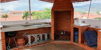 Código. 8245FR020 Venta de increible casa hotel de tres pisos y conta de la siguiente distribución.

PRIMER PISO. Un local comercial con baño privado, un apartamento con tres habitaciones, dos baños, uno en la principal, cocina integral y equipada, sala comedor, hall de habitaciones y patio.

SEGUNDO PISO. Dos apartamentos amoblados y consta de: dos habitaciones, baño privado, sala comedor, zona de labores, cocina tipo americana, uno de los apartamentos tiene balcon.

TERCER PISO. Tiene seis habitaciones cada una con baño privado y amobladas con camas, aires acondicionados, nocheros y closet´s.

TERRAZA. con zona de labores, BBQ, kioskos y mirados hacia la Sierra Nevada de Santa Marta y hacia el mar.

Ubicado a tan solo cinco minutos a pie de la bahía, el centro historico, parque de los novios, catedral, teatro de Santa Marta, via principal facil acceso a transporte, un sector muy turistico, la casa hotel ya esta acreditado con clientela. Oortunidad de inversión y crecimiento comercial, llamame no pierdas este privilegio.
