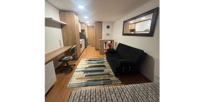CODIGO: 8335FR422 Hermoso apartaestudio ubicado en Chía, a tan solo 40 minutos de Bogotá, ubicación cercana a Universidad de la Sabana. Espacios perfectos para la distribución de una habitación, comedor, baño, y cocina; cuenta con closets empotrados. Este hermoso inmueble esta ubicado en un conjunto residencial con hermosos espacios como zona BBQ y barril, Gimnasio, salón social, sala de lectura y co-working, seguridad 24horas, vigilancia. 
