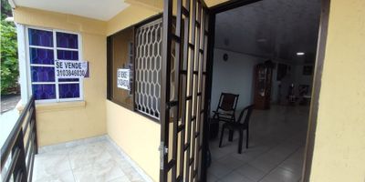 cod: 9036FR794 Descubre acogedor apartamento en Barranquilla, Atlántico, con 117 m² de construcción y 95 m² de terreno. Este hogar ofrece 3 habitaciones ideales para tu familia o invitados, un baño completo que garantiza privacidad y comodidad, y una habitación de servicio versátil. Además, cuenta con armarios empotrados, clósets organizados, un balcón encantador y una zona de lavandería (patio), haciendo de este espacio el lugar perfecto para tu bienestar y el de tus mascotas.

En el exterior, disfruta de una zona privada de 97 m², acceso pavimentado, cochera, y hermosos jardines que le añaden un toque natural. Aprovecha la cancha de fútbol para tus actividades deportivas y la cercanía de diversos parques y zonas verdes para pasear y relajarte en la naturaleza. Además, la proximidad del transporte público facilita tu movilidad por la ciudad.

No pierdas la oportunidad de vivir en un lugar que combina comodidad, naturaleza y practicidad. Este apartamento es perfecto para quienes buscan un estilo de vida tranquilo y lleno de comodidades. ¡Contáctanos hoy mismo y haz de este espacio tu nuevo hogar!
