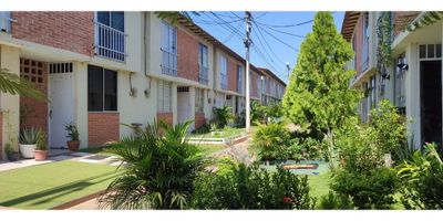 Código: 9036FR815 Hermoso inmuble ubicado en la municipio de Soledad, Atlántico, se encuentra una moderna y espaciosa casa para vender en hermoso conjunto cerrado, con área construidas de 61m2. Esta propiedad se compone de 3 alcobas, 2 baños, 1 garaje externo, además de que admite mascotas, cuenta con un baño auxiliar, cocina integral, depósito para basuras externo, gas domiciliario, es apta para hospedaje turístico, cuenta con una reforma reciente y zona de lavandería.

Además, contiene una fabulosa y espaciosa área social, barbacoa / parrilla para sus reuniones familiares o con amigos, cercanía y acceso de manera interna a centros comerciales, circuito cerrado de televisión, garaje, garita de entrada, zona jardín para relajarse, piscina para divertirse, recepción/portería, salón comunal para compartir y reunirse con familiares y amigos, transporte público cercano, zona urbanizada con una vigilancia estricta, así como con una zona residencial para ofrecer la tranquilidad y seguridad a los dueños.

Es una hermosa propiedad para vivir y disfrutar de la tranquilidad que usted y su familia merecen.

? Maximice Su Potencial de Compra de Propiedades con Vilardy&Vides ?

Nuestros Servicios Exclusivos:


 
 Asesoramiento Financiero Personalizado: Nuestros expertos financieros trabajarán mano a mano con usted para evaluar su situación y encontrar la mejor opción de préstamo que se adapte a sus necesidades y objetivos. ?
 
 
 Acompañamiento Integral: Desde el primer paso hasta la aprobación de su préstamo, nuestro equipo lo guiará en cada etapa del proceso, brindándole tranquilidad y confianza. ?
 
 
 Optimización de Su Poder Adquisitivo: Ayudamos a maximizar su capacidad de compra, permitiéndole acceder a propiedades que realmente le interesen. ?
 


Contáctenos al 310-384-6030 y comience su viaje hacia su próximo hogar. ?

Viva la emoción de encontrar su propiedad ideal mientras nosotros nos encargamos de los detalles