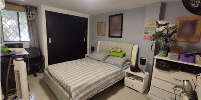 CODIGO:9036FR821 EN VENTA apartamento en privilegiada localización, ideal para la vida moderna con cercanía a centros de negocios y ocio. Dispone de 3 dormitorios, cocina equipada, 2 baños completos y amplio salón comedor. Destaca su terraza con zona de barbacoa, perfecta para eventos sociales al aire libre. La zona residencial tranquila, escuelas, empresas, comercios y parques cercanos hacen de este lugar una excelente elección para familias que valoran la tranquilidad y el espacio.
