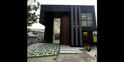 Código 709FR4214SE VENDE Lujosa casa en el condominio campestre Brisamar ubicado entre cerritos y Viterbo.

Si amas vivir en un ambiente campestre, amplio, lleno de confort y elegancia, esta propiedad es para ti, acá podrás disfrutar de un ambiente familiar feliz y  seguro, con todas las comodidades.

Esta hermosa casa consta de 

cuatro amplias habitaciones, cada una con baño completo y closet así:

una habitación en la primera planta 

tres habitaciones en la segunda planta 

cocina integral con despensa y barra americana interior y exterior

cuenta con una hermosa sala comedor interna amplia e iluminada donde podrás compartir con familiares e invitados, al mismo tiempo que disfrutas de las salas externa, ya que cuenta con dos espacios, una para apreciar la hermosa vista y otra sala empotrada, donde puedes acondicionar una sala de videos, disfruta al máximo de su piscina Jacuzzi sin tener que salir de casa, tiene otros espacios como zona de ropas, baño social en el primer piso y cuarto de maquinas con espacio para almacenar enseres.

El conjunto cuenta con una amplia gama de amenidades como

dos piscinas para adultos, piscina infantil con fuentes de lluvia.

Dos salones para eventos

Juegos infantiles

Restaurante

Sauna, turco y tres Jacuzzis

Gimnasio 

parqueadero para visitantes 

amplias zonas verdes

Te esperamos para que conozcas esta hermosa propiedad, rodeada de nuestro paisaje cafetero, con transporte público en la entrada del condominio

 

 
